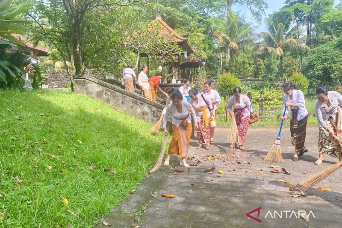 DWP Kabupaten Badung lakukan bakti sosial di Pura Taman Mumbul Sangeh