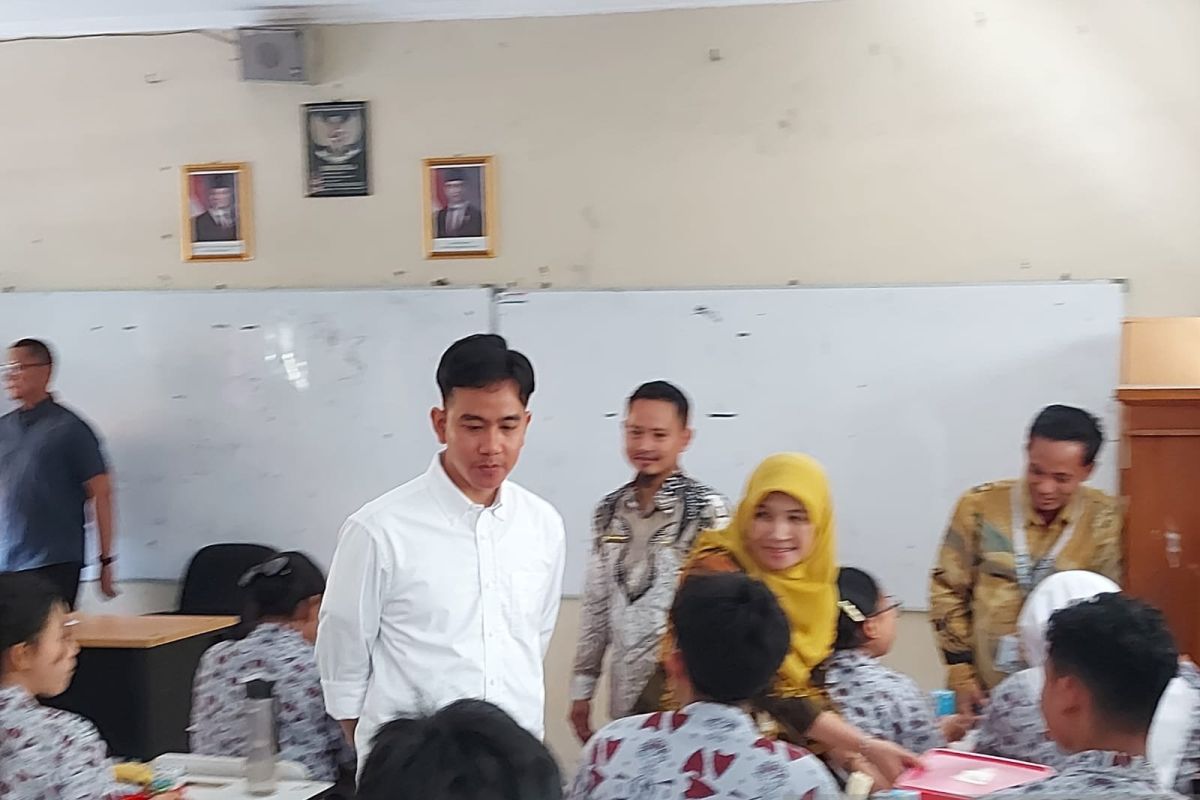 Wapres Gibran tinjau makan bergizi gratis di SMKN 3 Kota Tangerang