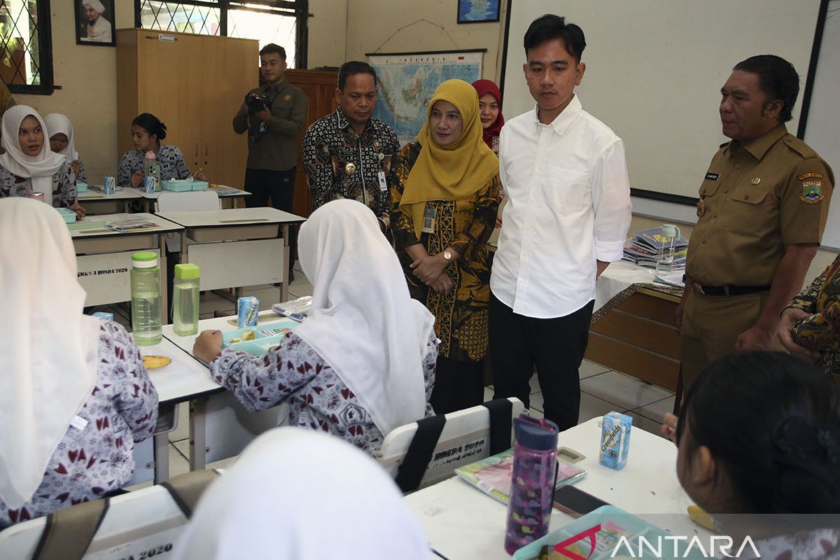 Wapres tinjau uji coba makan bergizi gratis di Tangerang