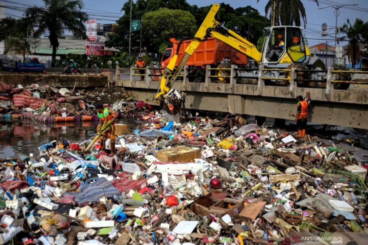 Pramono kaji larangan gunakan plastik untuk kurangi sampah di Jakarta