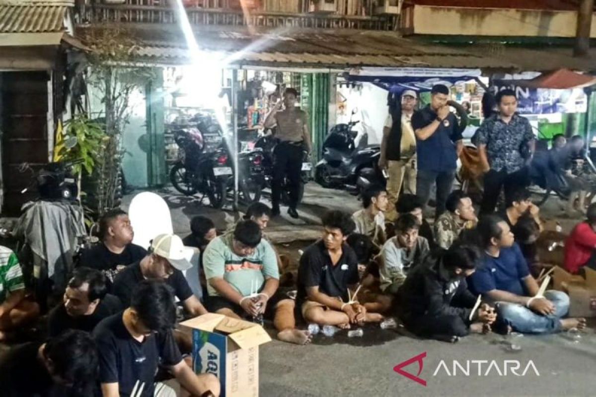 Polisi amankan 25 orang di kampung narkoba Surabaya