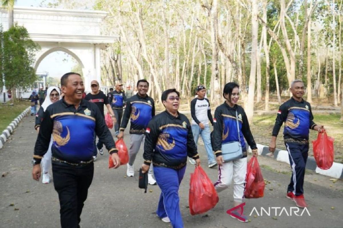 Pemprov Sultra gelar jalan santai sambil pungut sampah