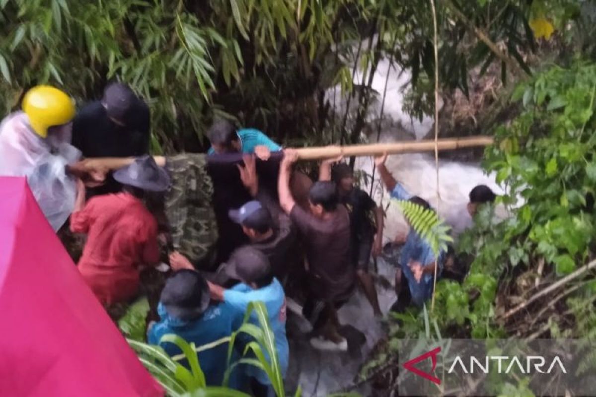 Petugas gabungan evakuasi jasad petani yang tenggelam di sungai Cidolog Sukabumi,