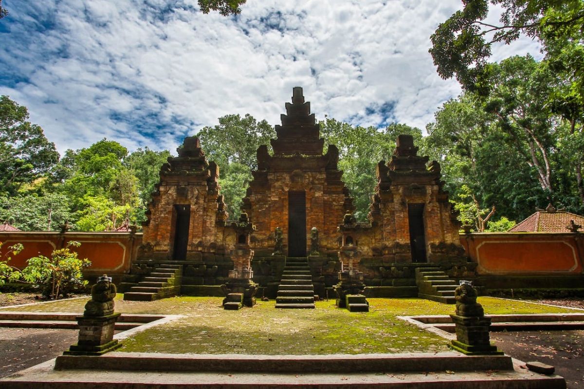 Umat Hindu ibadah di pura TNAP Banyuwangi tak dikenakan tiket