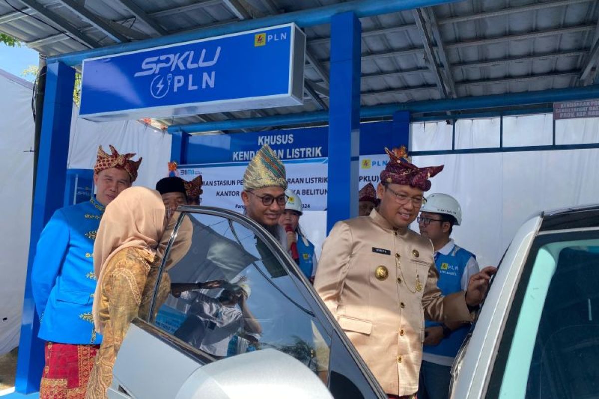 Pj Gubernur Sugito resmikan SPKLU PLN pertama di lingkungan kantor gubernur Babel