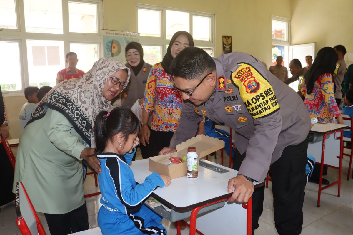 Polres Lampung Selatan bagikan makan gizi gratis ke siswa SD di Kalianda