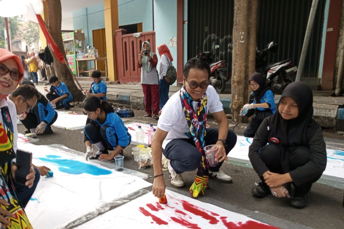 Ratusan siswa membatik ciprat di Taman Alun-alun Tulungagung