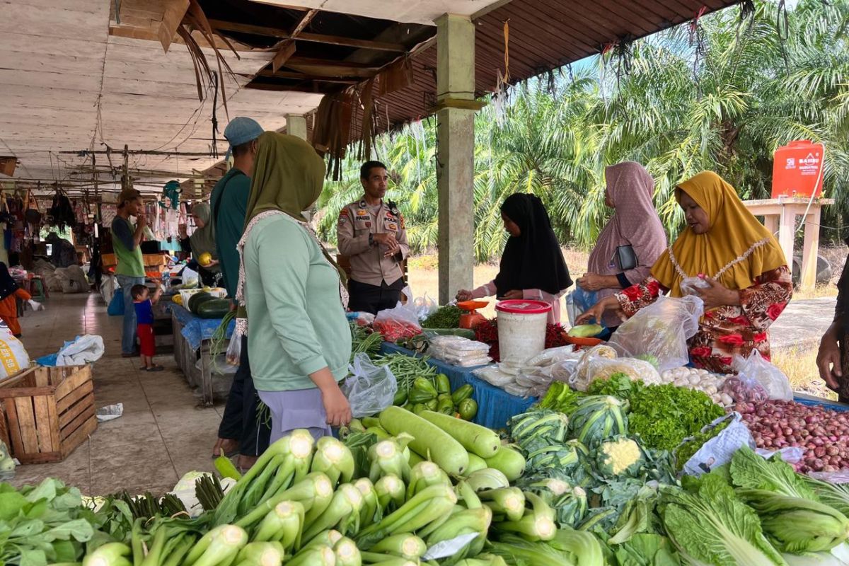 Kunjungi pedagang pasar mingguan, ini pesan Polsek Rupat