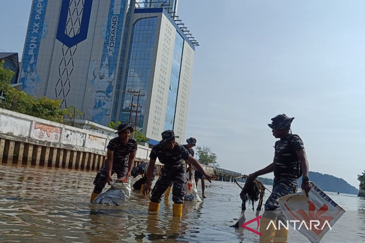 Lantamal X Jayapura lakukan aksi gerebek sampah memperingati Hari Armada