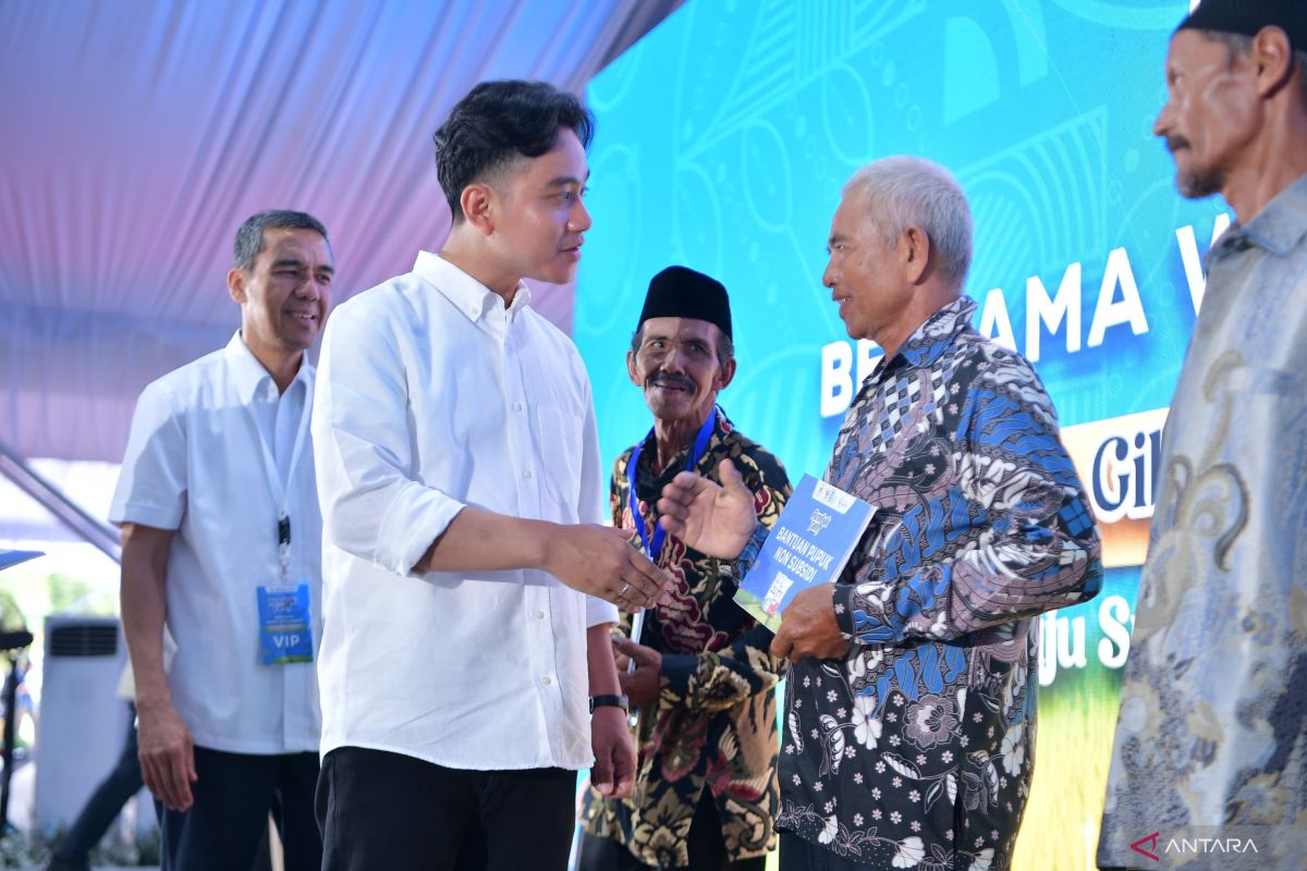 Wapres Gibran serahkan bantuan pupuk nonsubsidi kepada kelompok tani Jateng