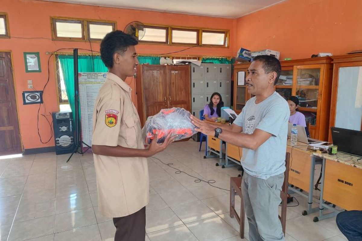 Sekolah terdampak erupsi Lewotobi terima bantuan Kemendikdasmen