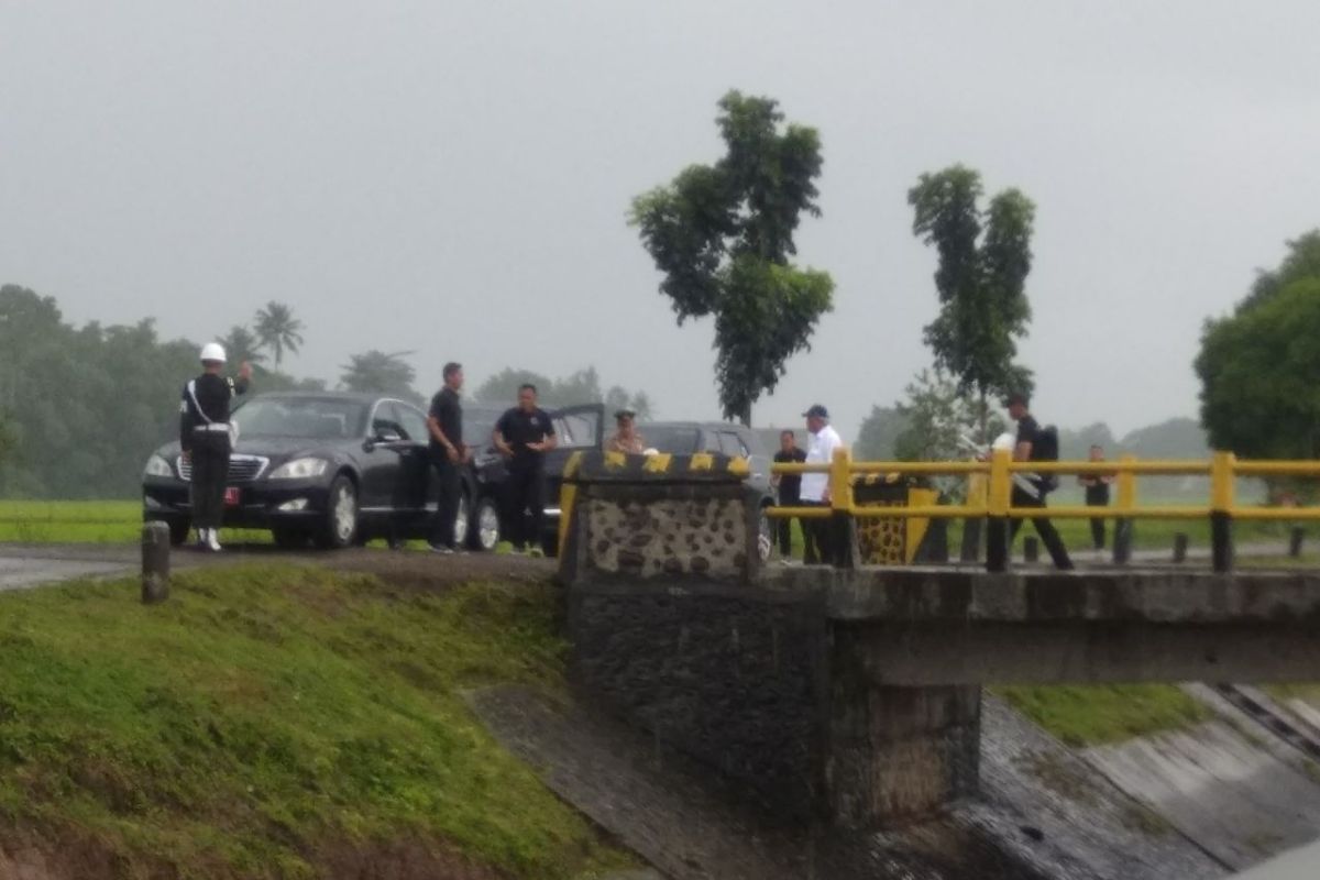 Prajurit TNI bersihkan kanal di Jeneponto mengantisipasi banjir