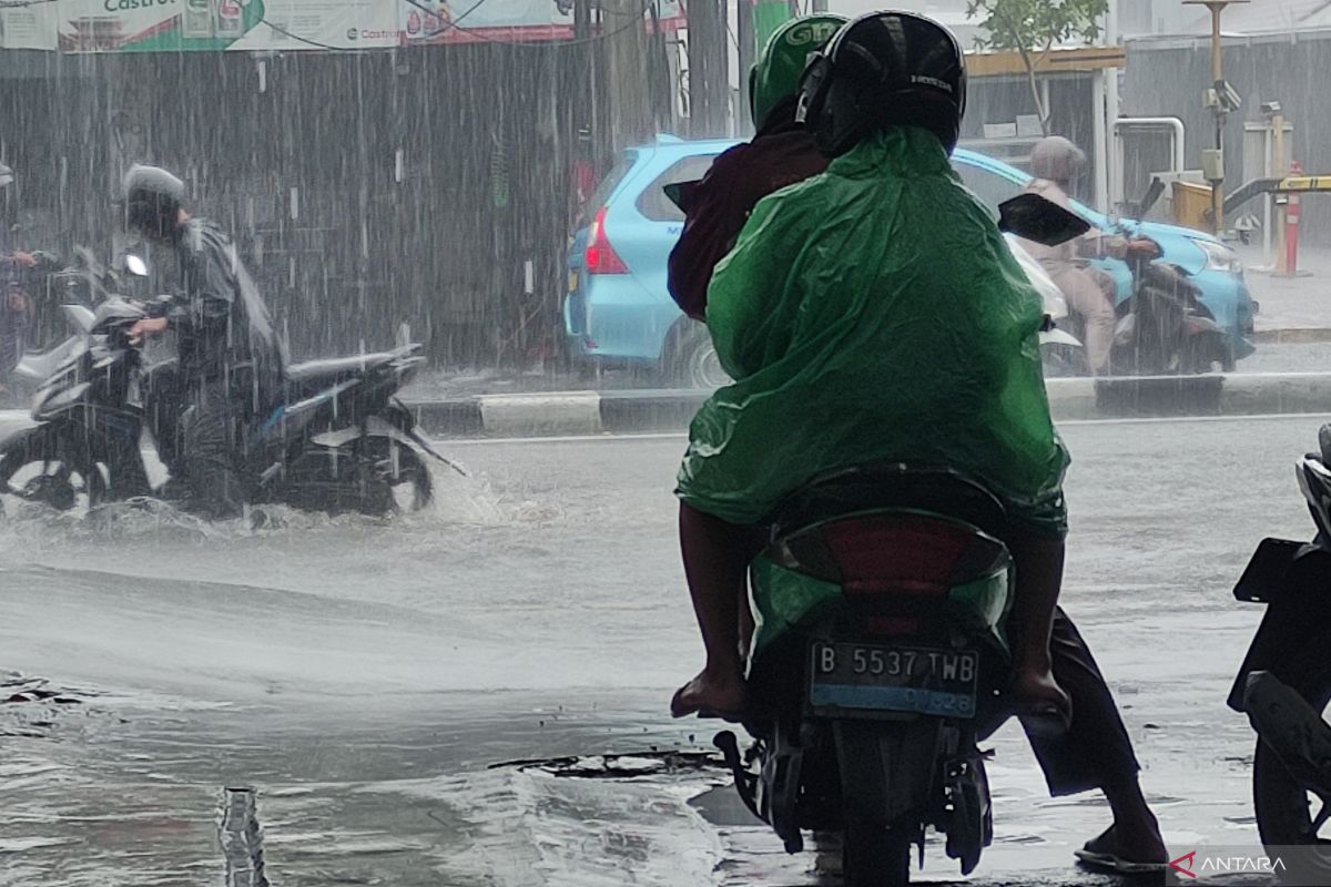 Badai 96S diperkirakan masih bertahan di RI dalam 72 jam ke depan