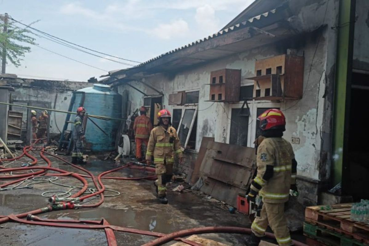 Kebakaran mes di Kalianak Surabaya sebabkan satu orang luka bakar