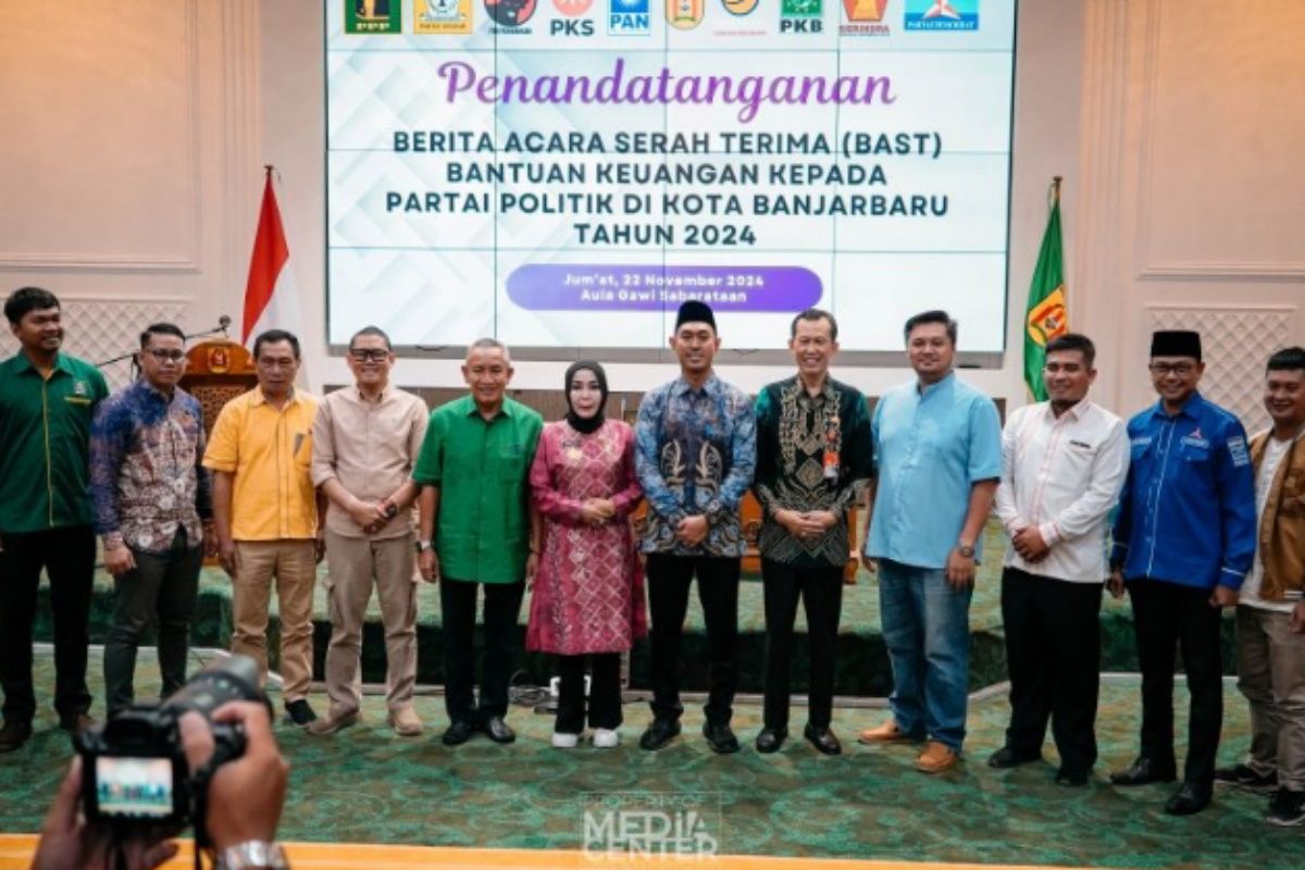 Pemkot Banjarbaru serahkan bantuan anggaran bagi sembilan parpol