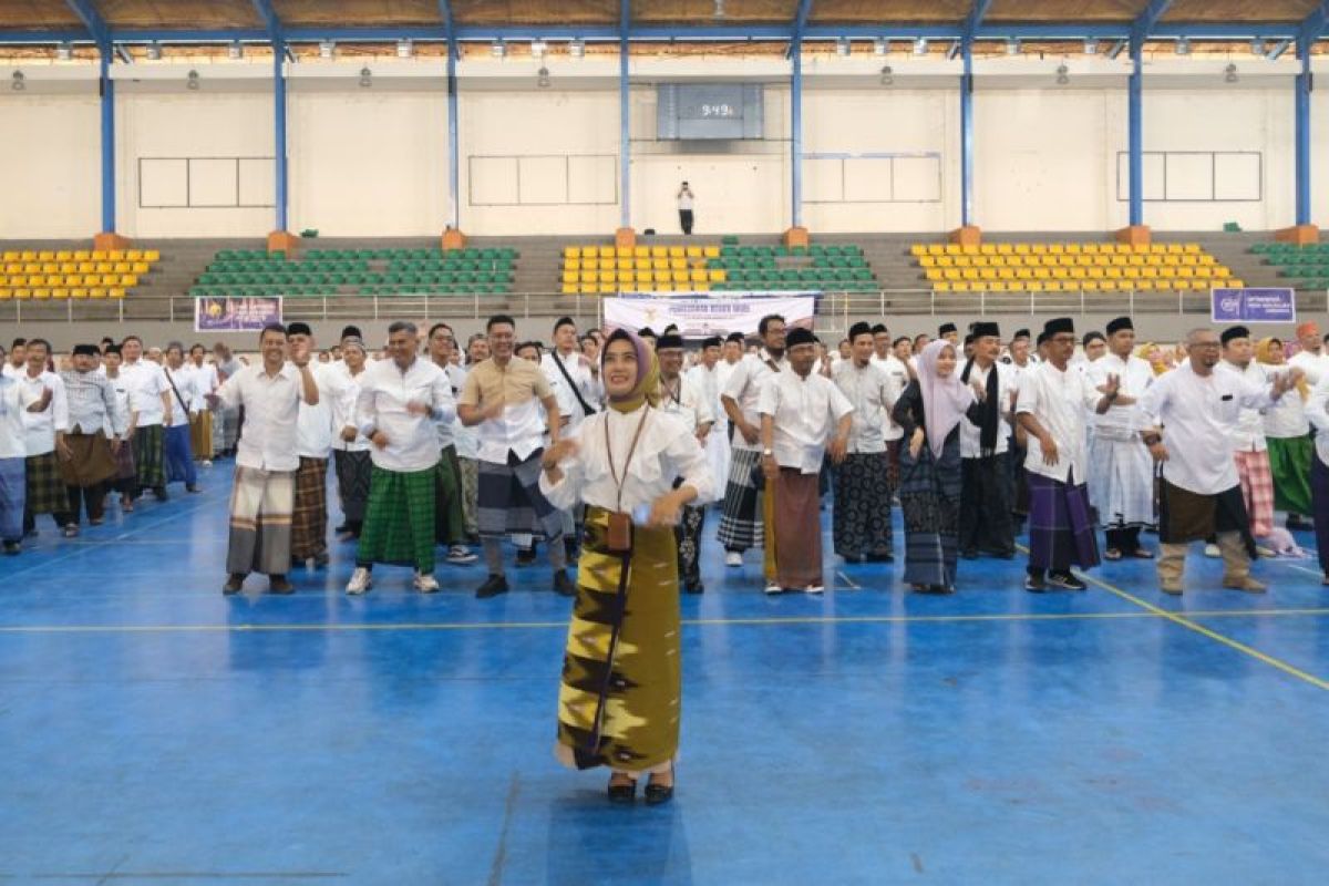 Ratusan ASN Pemkab Garut pakai sarung tenun untuk raih MURI