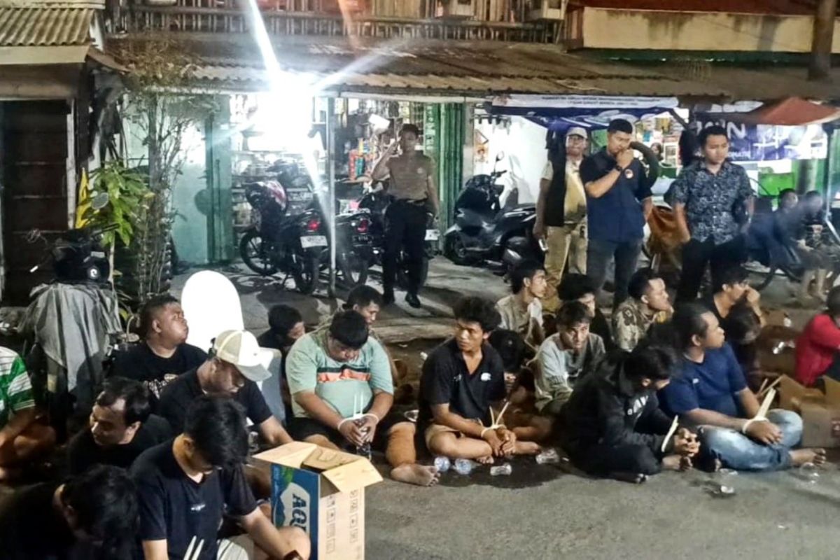 Polisi tangkap pengedar dan pemakai narkoba di Jalan Kunti Surabaya