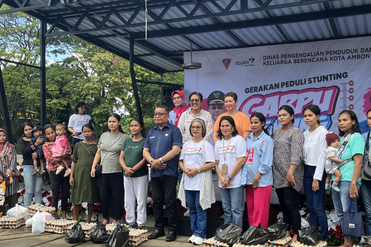 DPPKB Ambon bagi paket kebutuhan pokok lewat gerakan peduli stunting