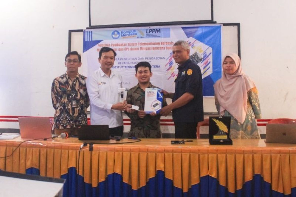 Dosen Itera latih siswa SMKN 2 Bandarlampung ciptakan sistem telemonitoring untuk mitigasi banjir