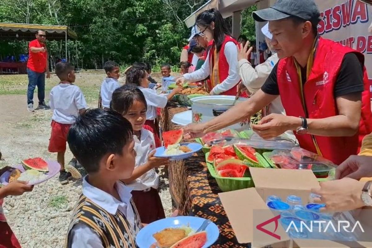 1000 Guru dan CIMB membantu makan gratis anak sekolah di NTT