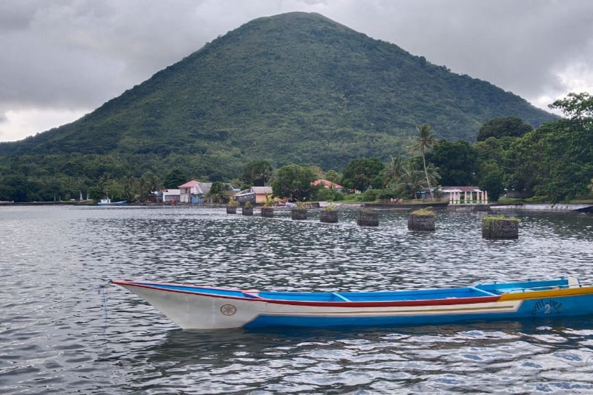 Masuk level waspada, Pos pemantauan Gunung Api Banda tutup jalur pendakian sementara waktu