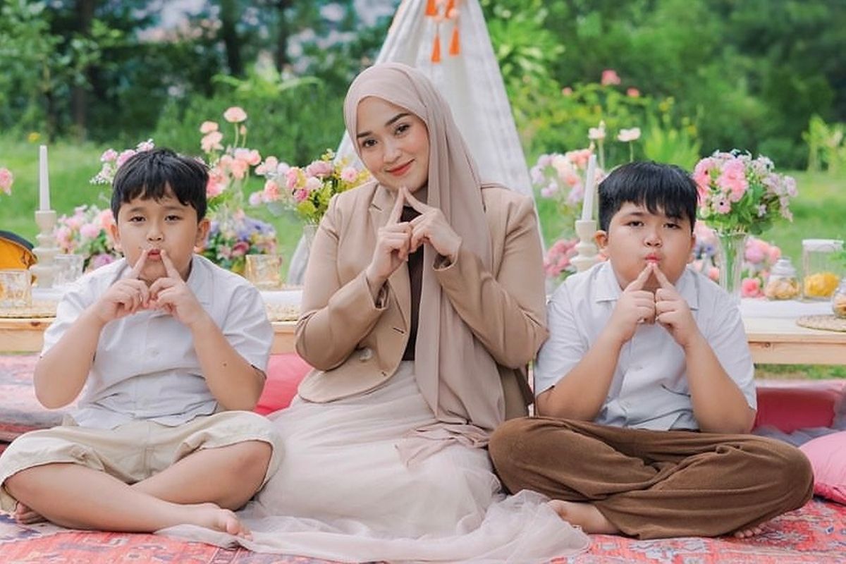 Di tengah drama Nissa Sabyan dan Ayus, mantan istri Ririe Fairus tunjukkan kedewasaan: bahagia bersama anak-anak!