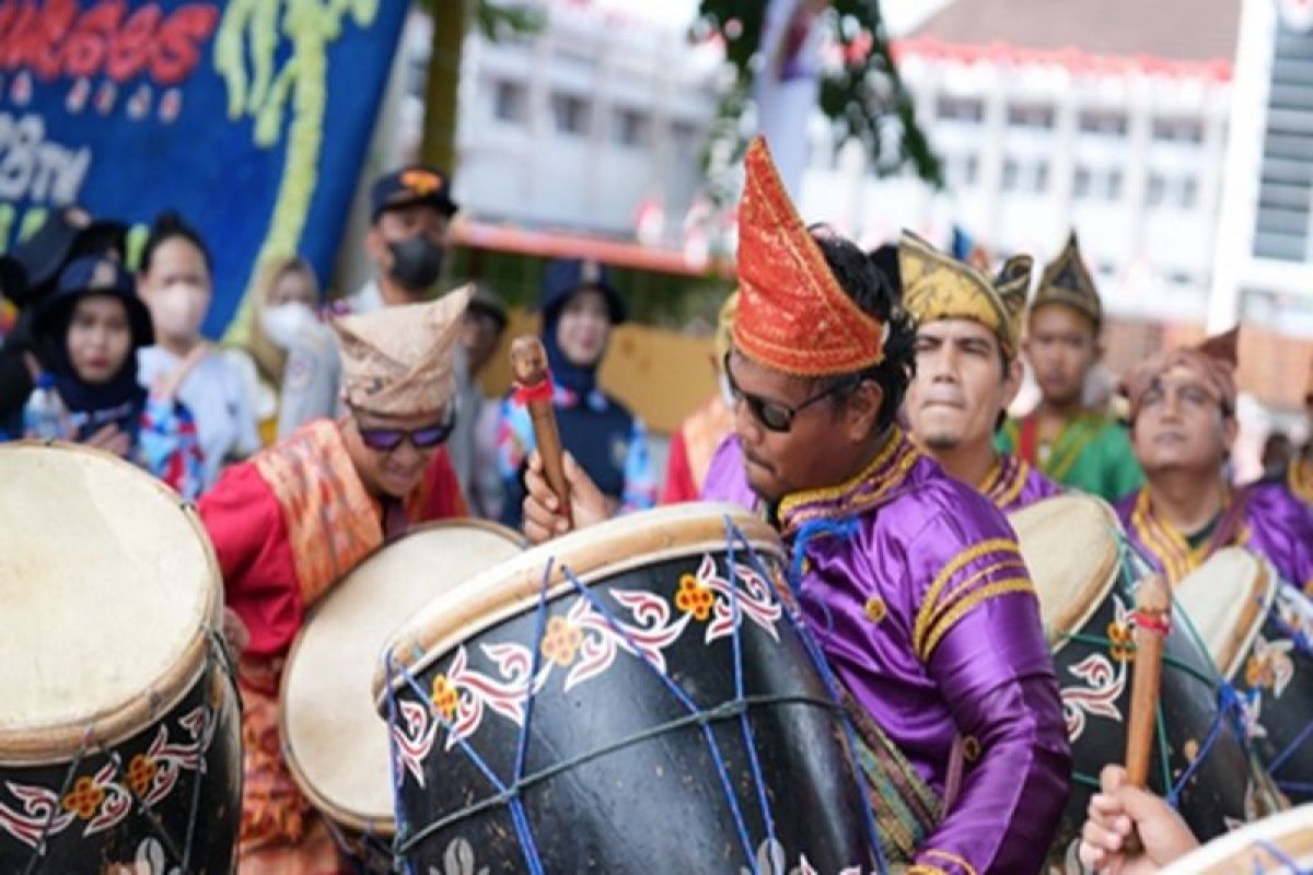 Karnaval budaya dan mobil hias meriahkan Hari Jadi Kabupaten Muara Enim ke-78