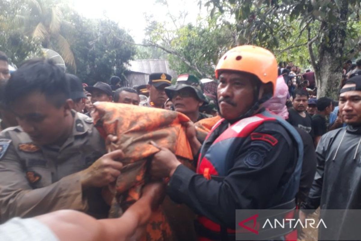 Pasutri beserta dua anak meninggal dunia tertimbun longsor di Palas