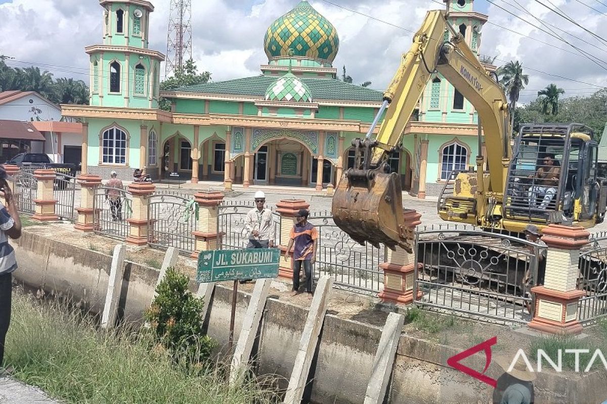 Apical perbaiki turap parit di Dumai untuk mencegah banjir