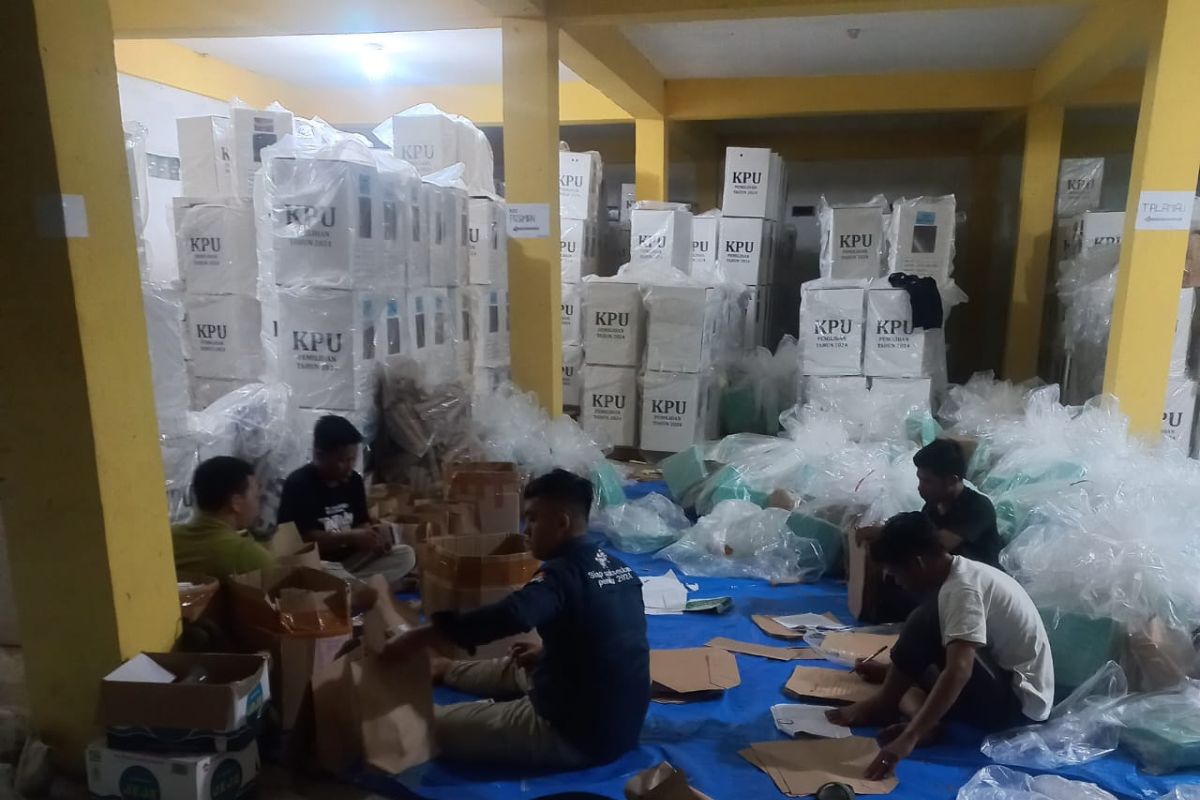 KPU Pasaman Barat siapkan 21 truk distribusikan logistik ke PPK