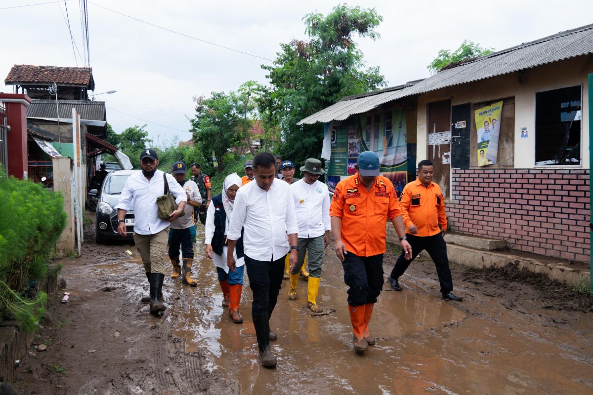 Pj Gubernur Jabar koordinasikan pencarian korban banjir di  Bandung