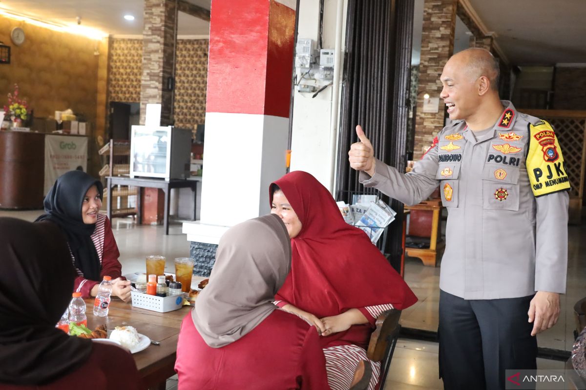 Berbagi kebahagiaan, Kapolda Babel ajak anak panti asuhan nikmati makan siang bersama