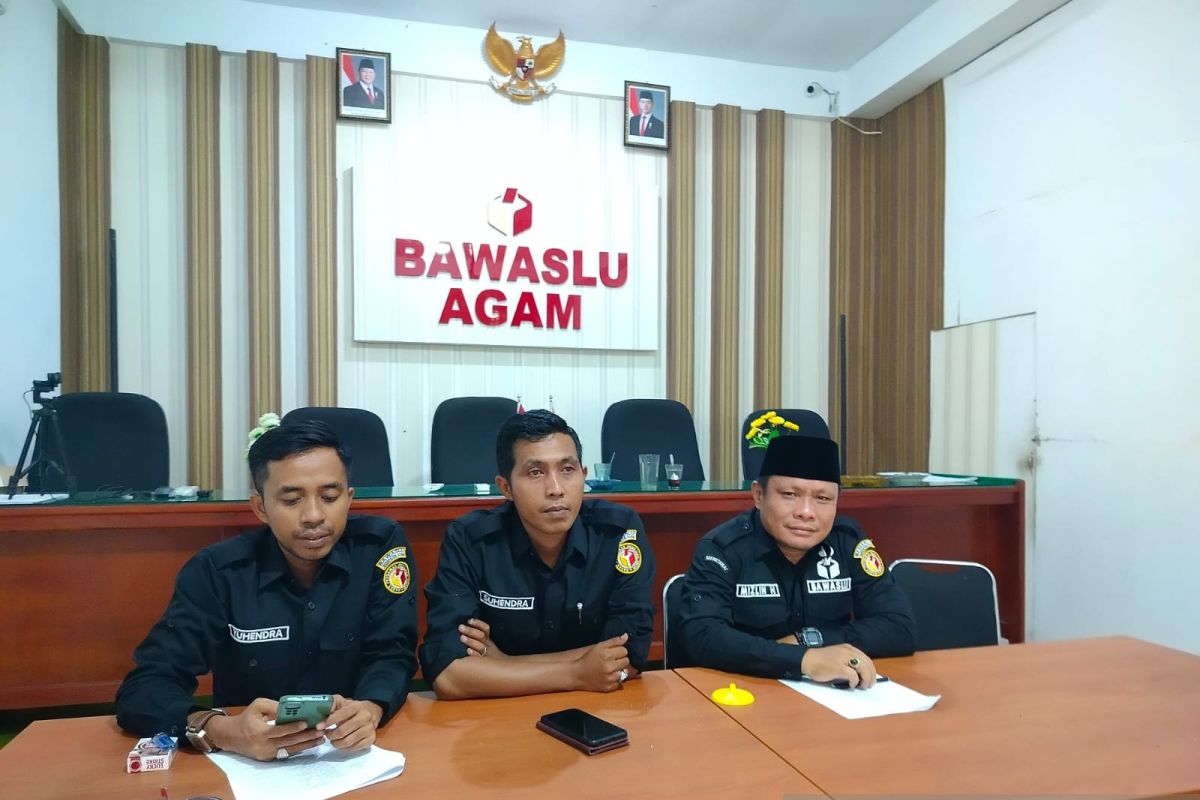 Bawaslu Agam surati pasangan calon buka APK secara mandiri