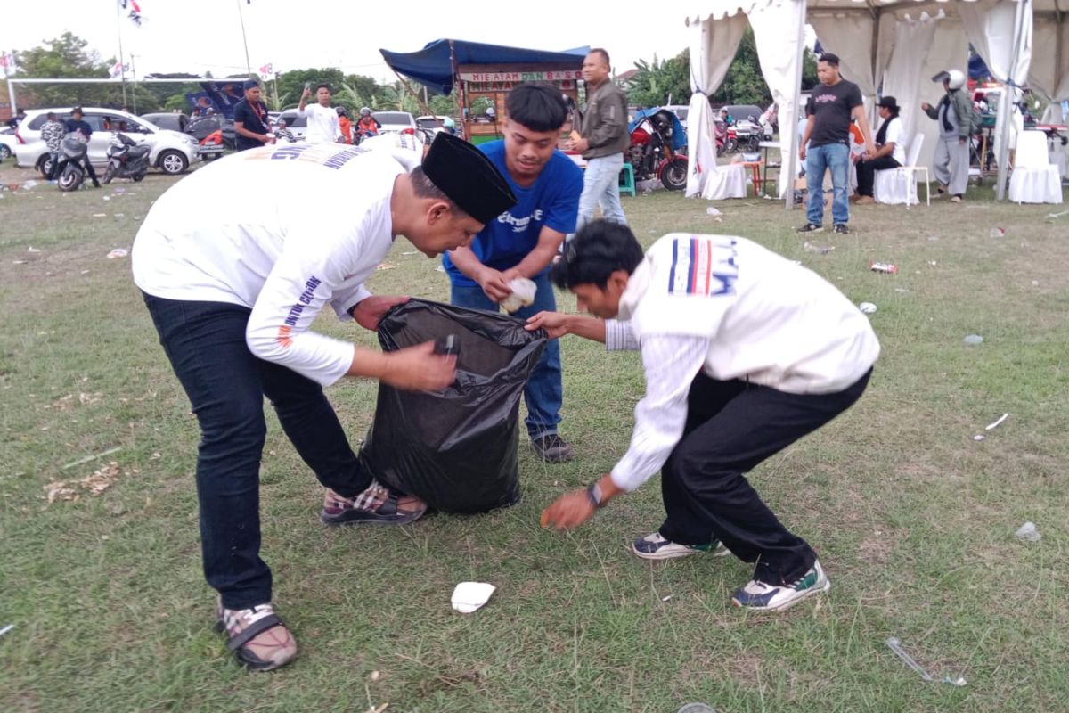 Calon Wali Kota Cilegon Isro Mi'raj pungut sampah usai kampanye akbar