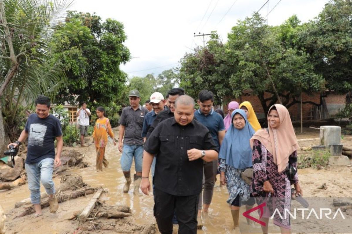 Dolly Pasaribu - Parulian tinjau lokasi banjir bandang Tapsel, serahkan bantuan untuk korban