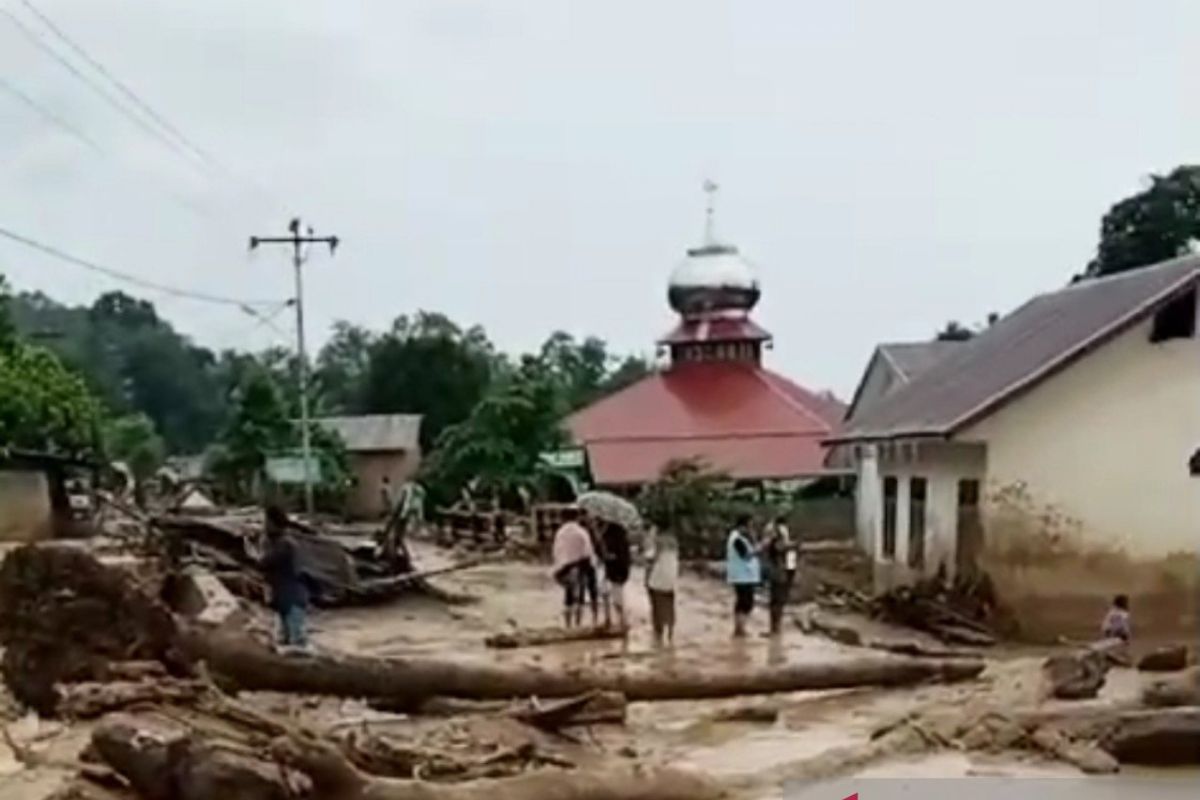 Banjir Bandang landa tiga desa di Tapsel, satu korban tewas dan satu masih hilang