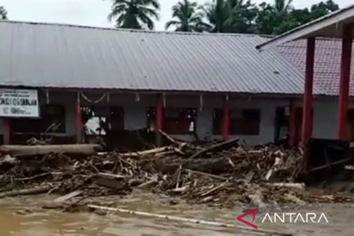 Tiga desa di Tapsel dilanda banjir bandang, ini nama puluhan korban luka-luka