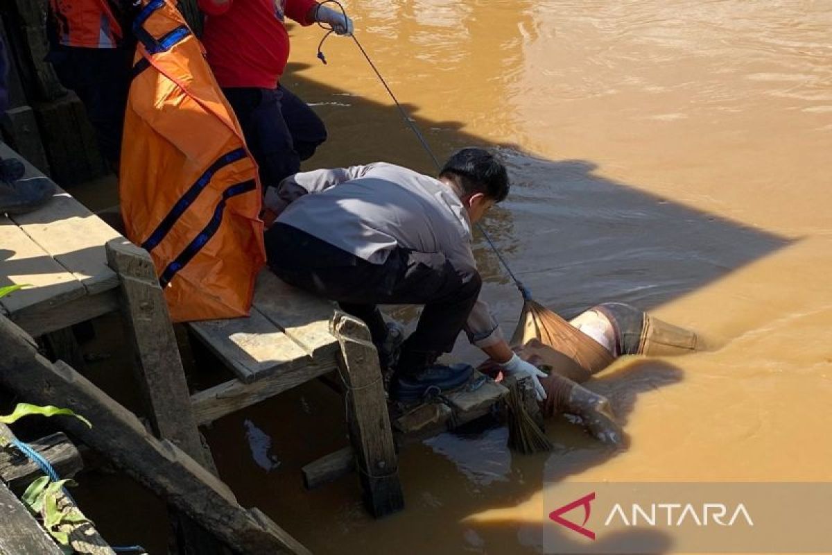 BPBD evakuasi tiga mayat mengapung di Sungai Pagatan