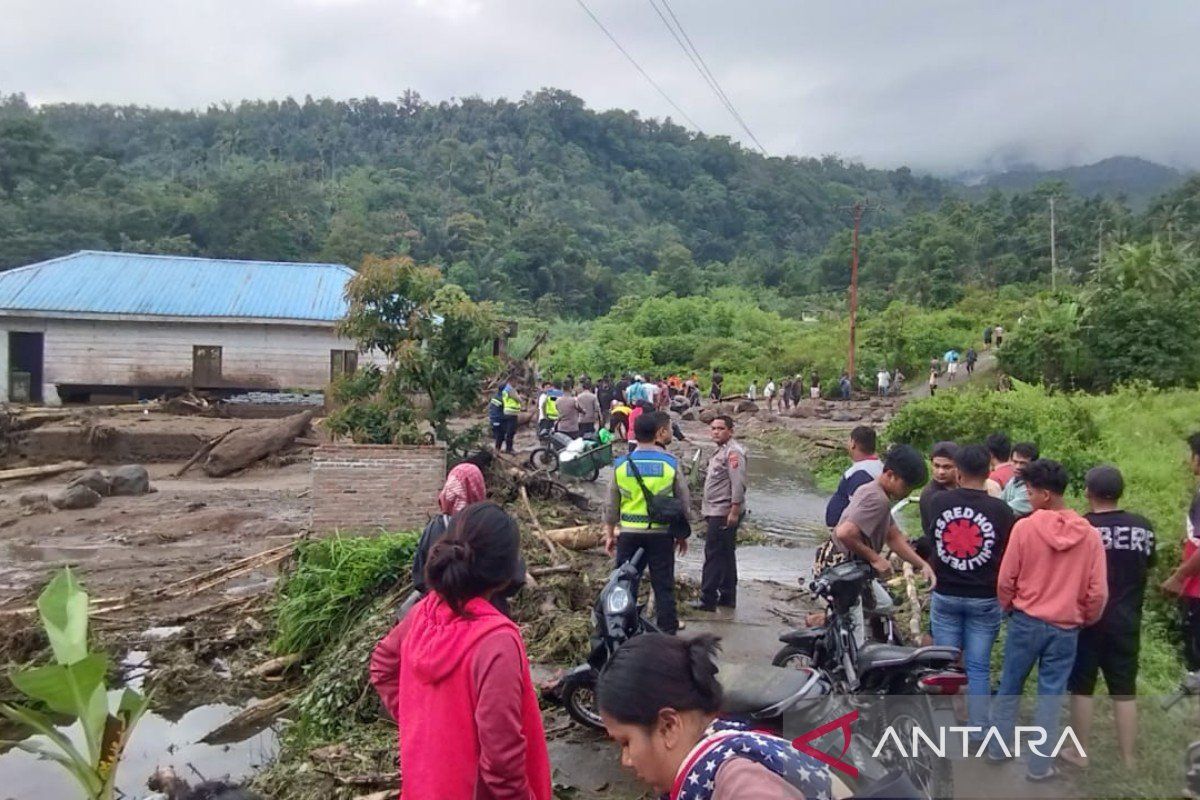 Polsek Pancur Batu bersama masyarakat cari korban hilang banjir bandang di Sibolangit