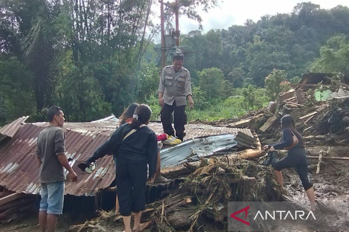 Empat orang meninggal dunia dan dua hilang akibat banjir bandang di Sibolangit-Deli Serdang