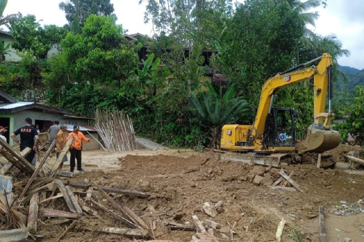 BPBD Tapanuli Selatan  dirikan 2 tenda pengungsian pasca-banjir bandang