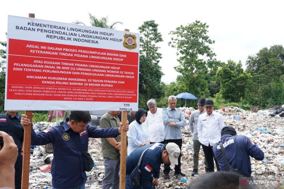 Menteri LH Hanif Faisol tutup TPA liar di Kabupaten Kampar