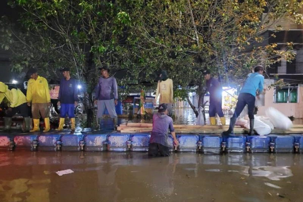 Atasi banjir Periuk, Pemkot Tangerang buat tanggul sementara