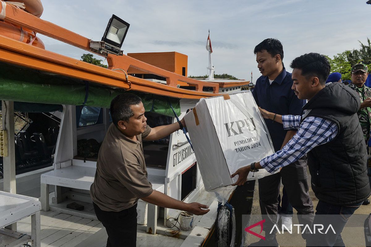 Distribusi logistik Pilkada ke Pulau Tunda