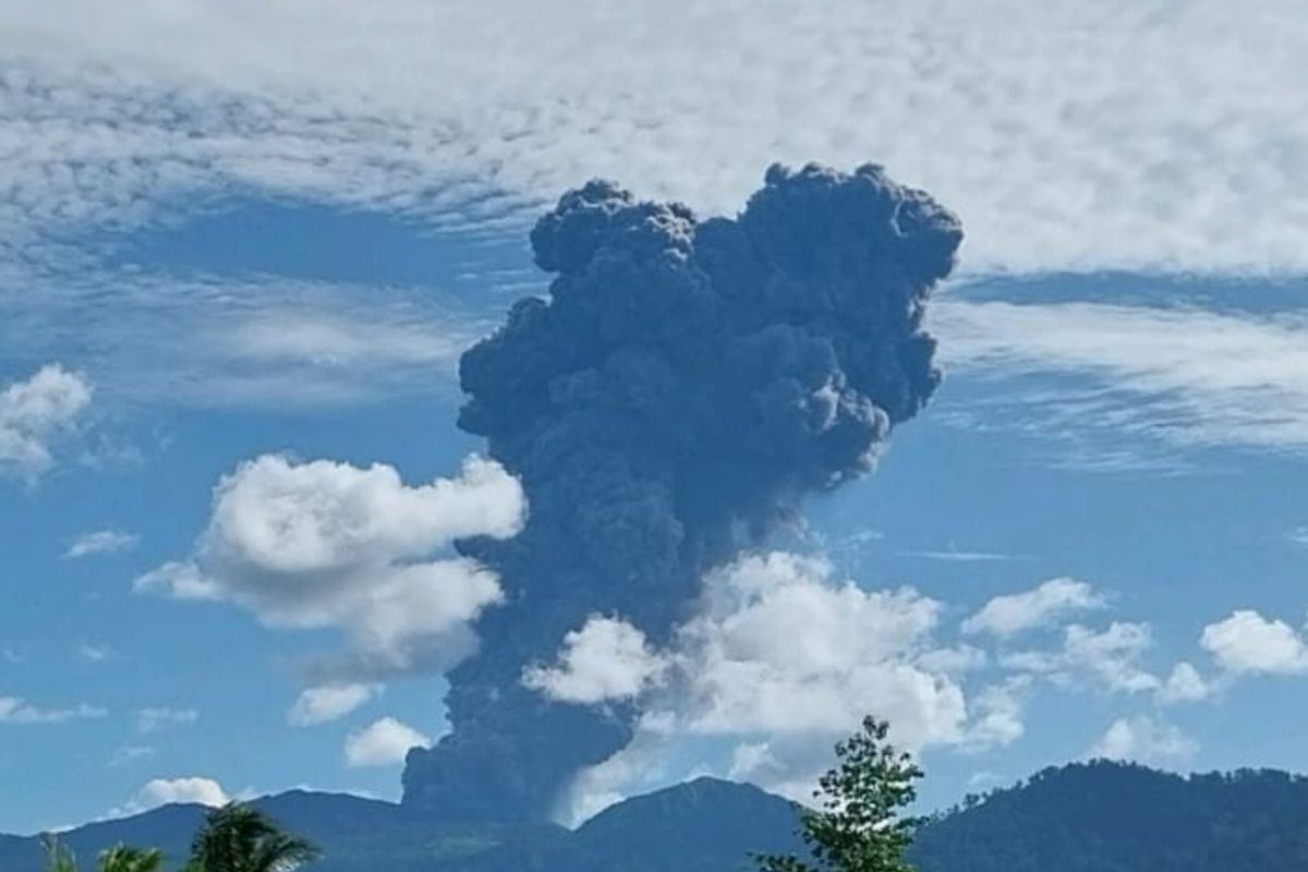 Gunung Dukono di Halmahera Utara meletus, awan abu mencapai ketinggian 3.000 meter.