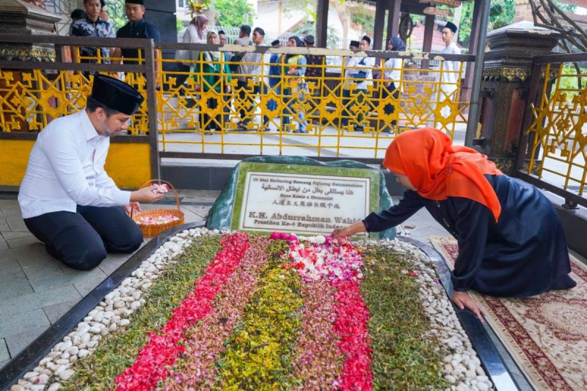 Hari tenang, Khofifah-Emil ziarah ke makam pendiri NU dan Gus Dur