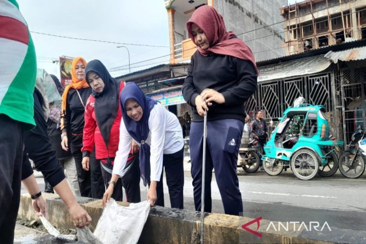 Wabup Madina  bergotong-royong bersihkan parit