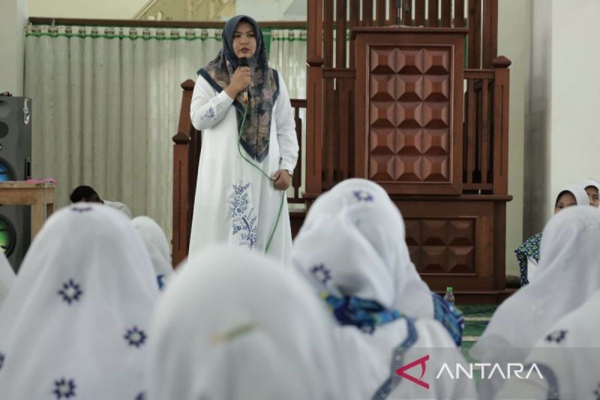 Hadiri pengajian BKMT, ini pesan Wakil Bupati Madina, Atika Azmi