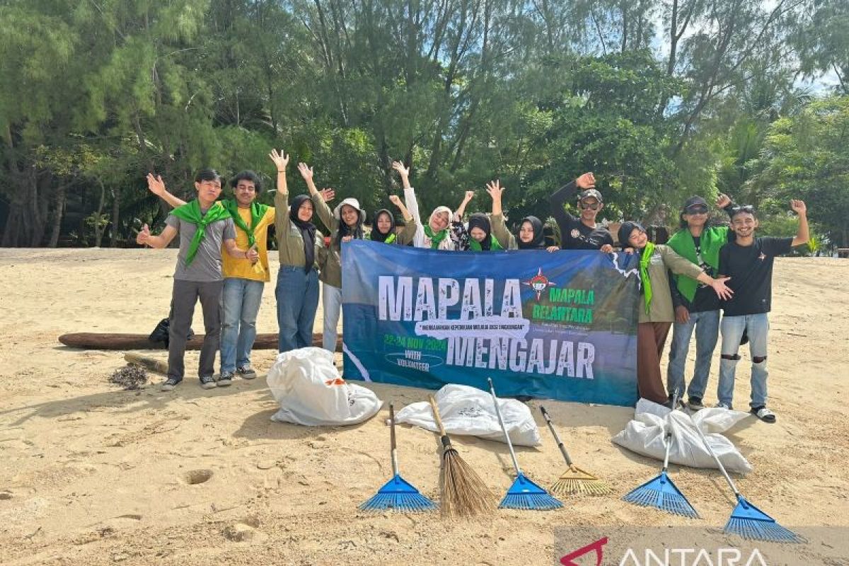 Mahasiswa UNG bersama warga kepulauan kerja sama bersihkan pantai