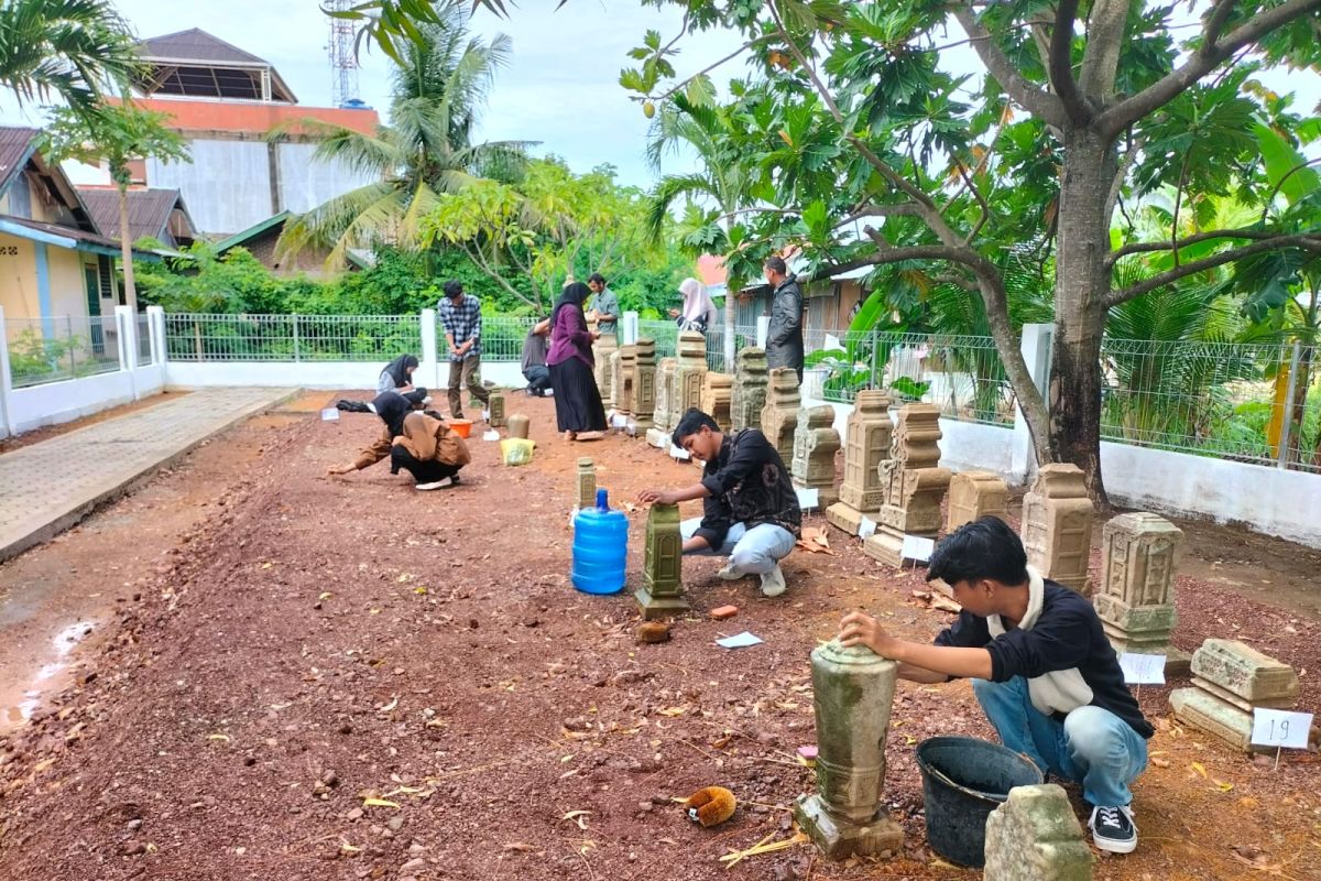 Mahasiswa SKI UIN Ar-Raniry kuliah lapangan situs cagar budaya